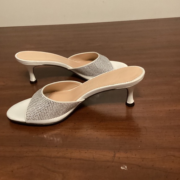 J.CREW LEATHER SLIP ON SANDALS WITH KITTY HEELS WITH SILVER RHINESTONE SZ 6.5 - Picture 9 of 11